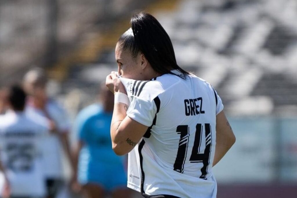 Javiera Grez besando el escudo de Colo-Colo