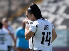 Javiera Grez besando el escudo de Colo-Colo
