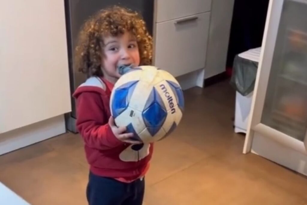 Domingo Falcón jugando fútbol en la cocina de su casa.