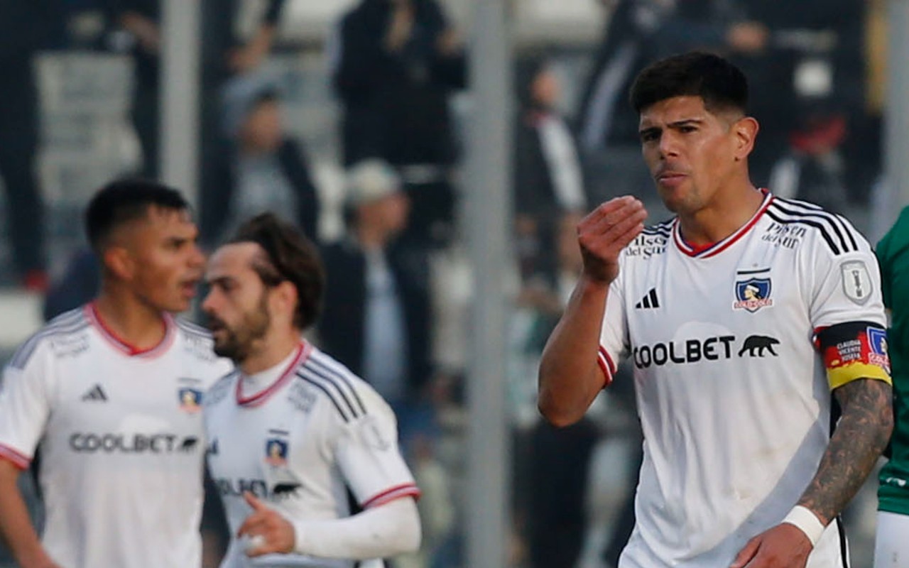 Jugadores de Colo Colo con cara de molestia