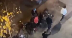 Grupo de barristas de Colo Colo arrastrando una mota en la calle