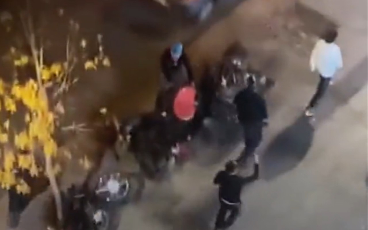 Grupo de barristas de Colo Colo arrastrando una mota en la calle