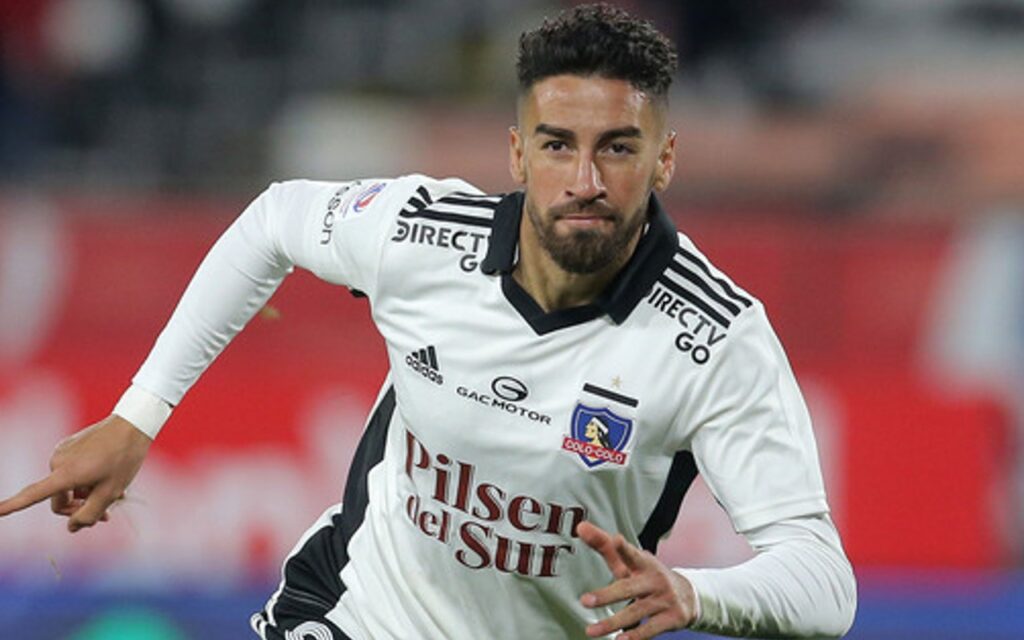 Juan Martín Lucero corriendo con la camiseta de Colo Colo en 2022