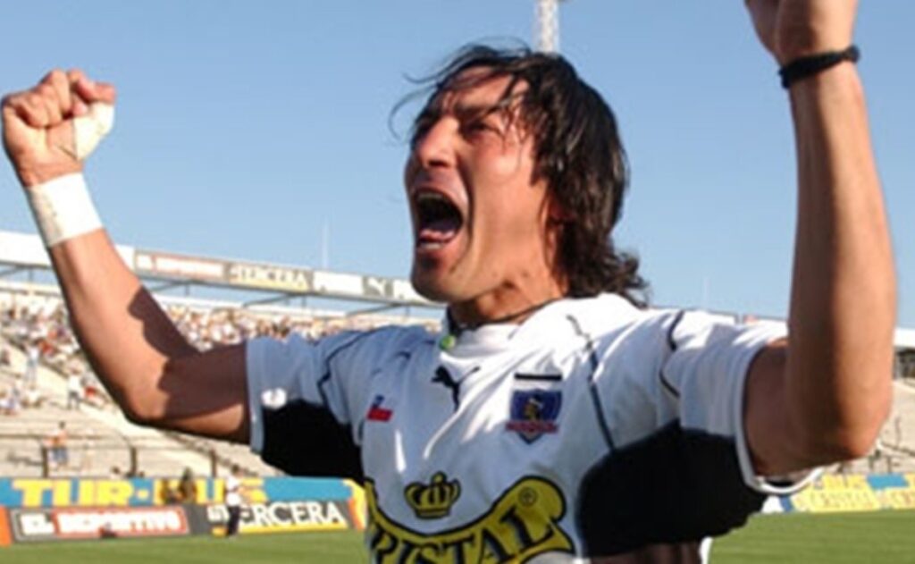 ván Zamorano festejando un gol por Colo Colo en el Estadio Monumental