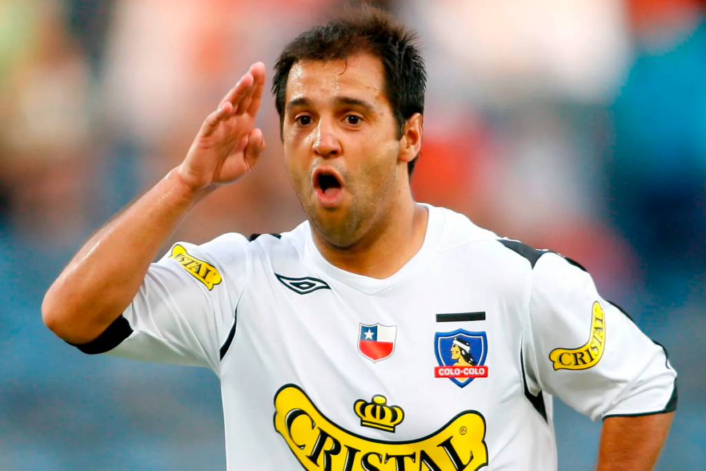 Gustavo Biscayzacú celebrando un gol con la camiseta de Colo-Colo ante Universidad de Chile en el Estadio Nacional.