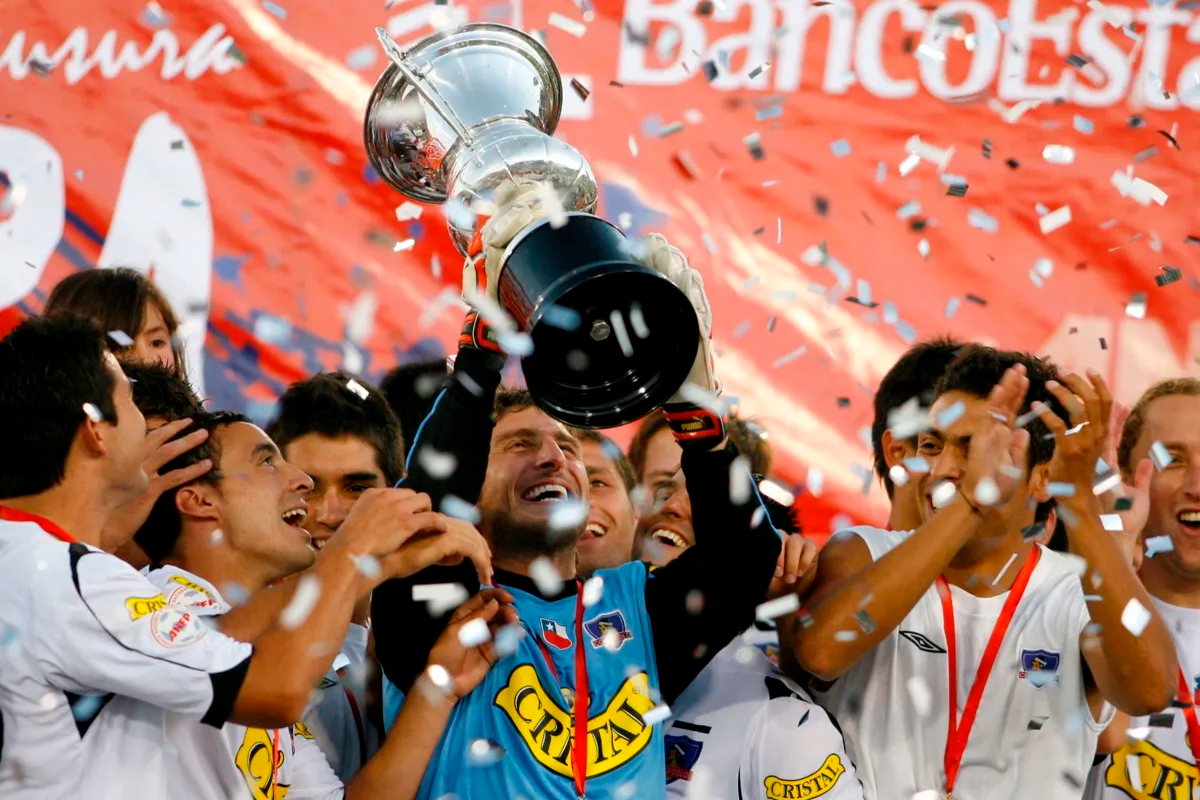 Cristián Muñoz levantan el trofeo del Campeonato de Clausura 2007 junto al plantel de Colo-Colo.