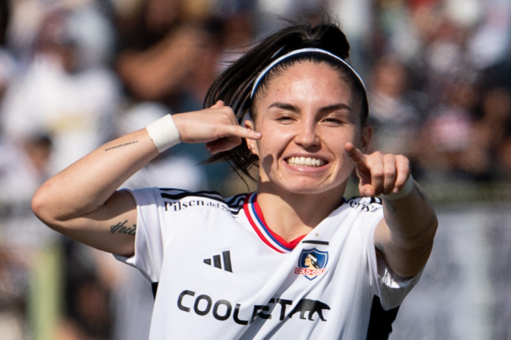 Javiera Grez celebrando un gol con la camiseta de Colo-Colo Femenino en el sólido triunfo sobre Universidad Católica.