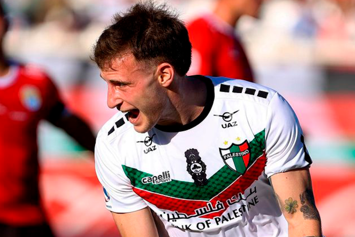 Bruno Barticciotto grita un gol con la camiseta de Palestino en el Estadio Municipal de La Cisterna.