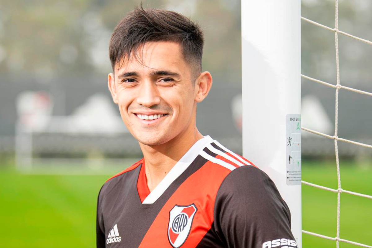 Pablo Solari sonriendo a las cámaras mientras posa con la nueva camiseta de River Plate.