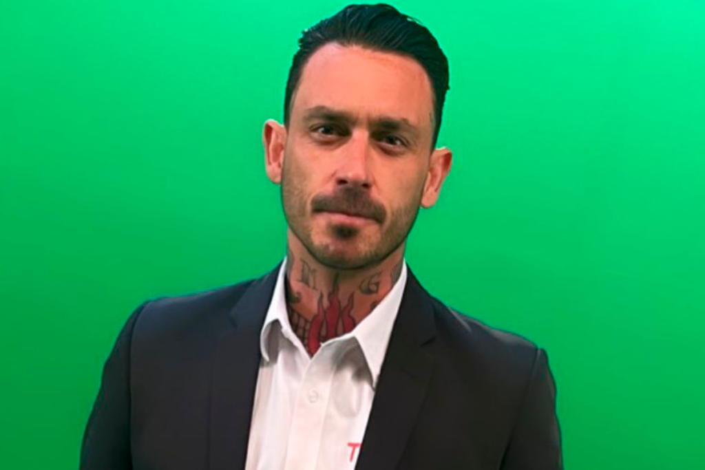 Primer plano a Mauricio Pinilla en medio de una sesión fotográfica.