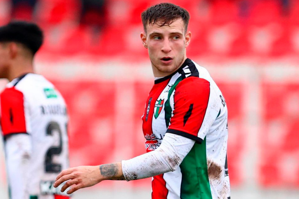 Bruno Barticciotto con la mirada puesta en un objetivo fijo mientras defiende la camiseta de Palestino.