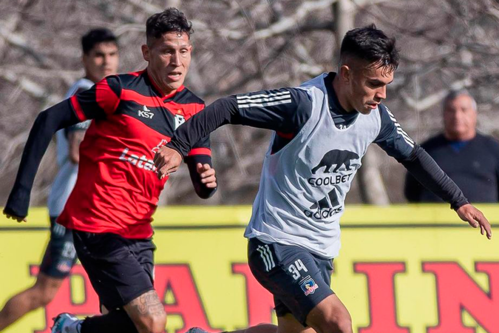 Vicente Pizarro disputando el balón frente a un jugador de Santiago Morning en un amistoso en las canchas del SIFUP.