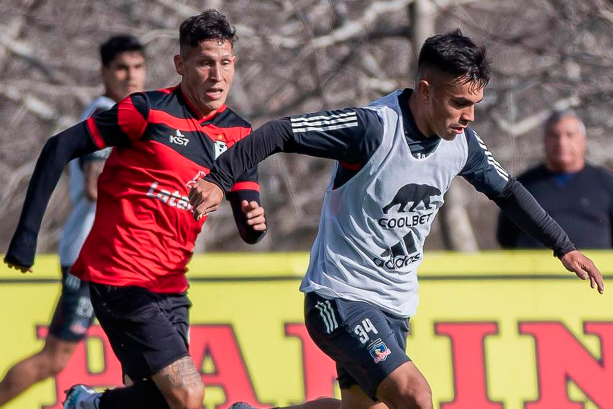 Vicente Pizarro disputando el balón frente a un jugador de Santiago Morning en un amistoso en las canchas del SIFUP.