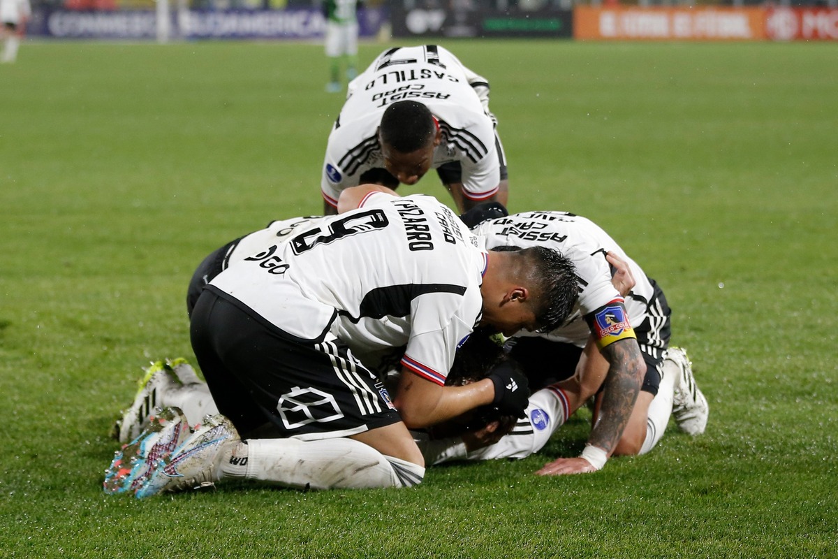 Plantel de Colo-Colo celebrando el gol de Leonardo Gil en la victoria 2-1 ante América Mineiro por Copa Sudamericana.