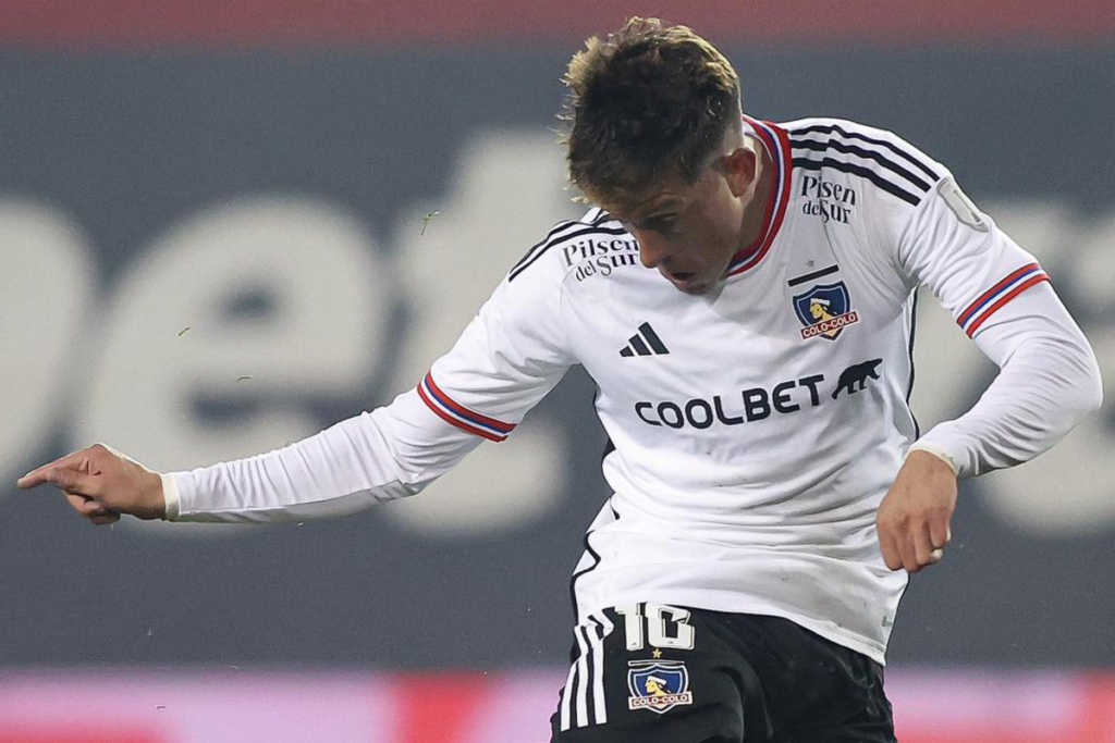 Pablo Parra defendiendo la camiseta de Colo-Colo en su debut ante Ñublense de Chillán.