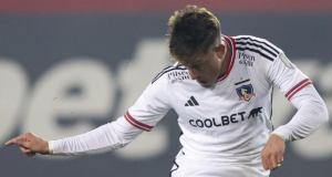 Pablo Parra defendiendo la camiseta de Colo-Colo en su debut ante Ñublense de Chillán.