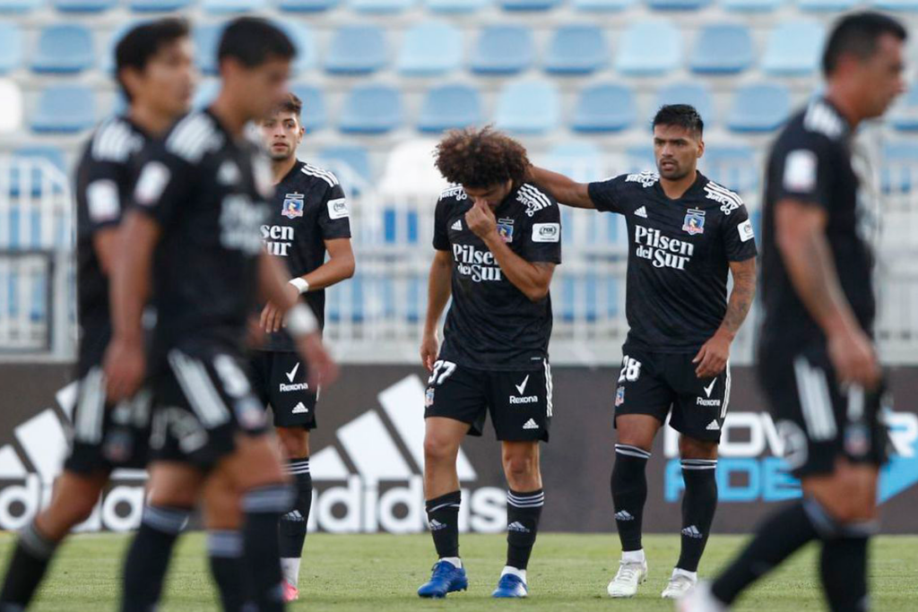 Maximiliano Falcón es consolado por Felipe Campos tras su grosero error ante O'Higgins en 2021 que permitió que Colo-Colo jugará el partido definitorio ante Universidad de Concepción por la permanencia en Primera División.