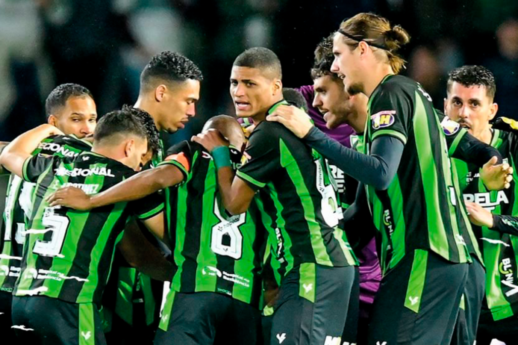 Plantel de América Mineiro reunidos en medio de una arenga.