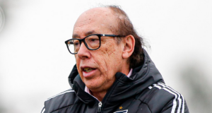 Alfredo Stöhwing con la boca abierta mientras observa un entrenamiento de Colo-Colo.