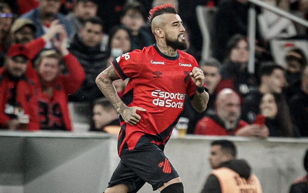 Arturo Vidal corriendo mientras usa la camiseta de del Athletico Paranaense