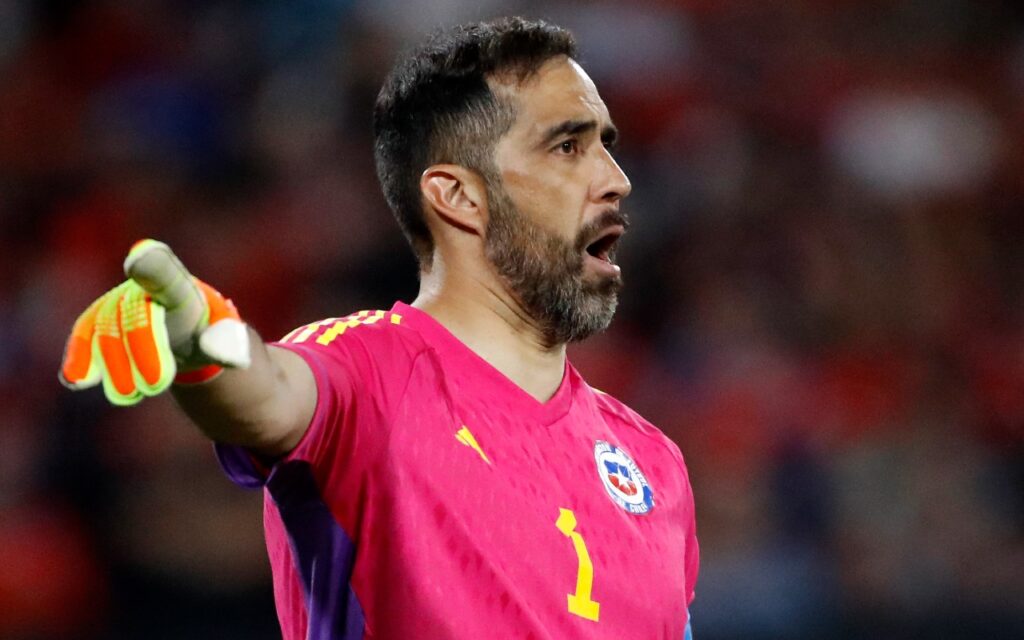 Claudio Bravo dando indicaciones en la camiseta de Chile