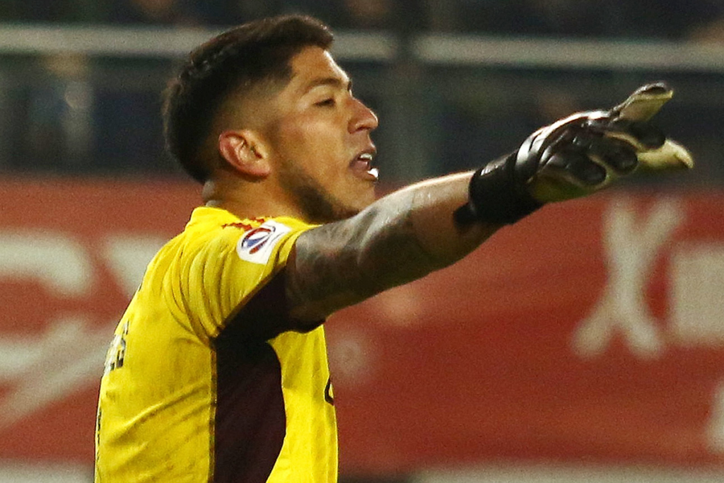 Brayan Cortés repartiendo una instrucción en medio del empate 0-0 de Colo-Colo ante Ñublense por la segunda rueda del Campeonato Nacional 2023.