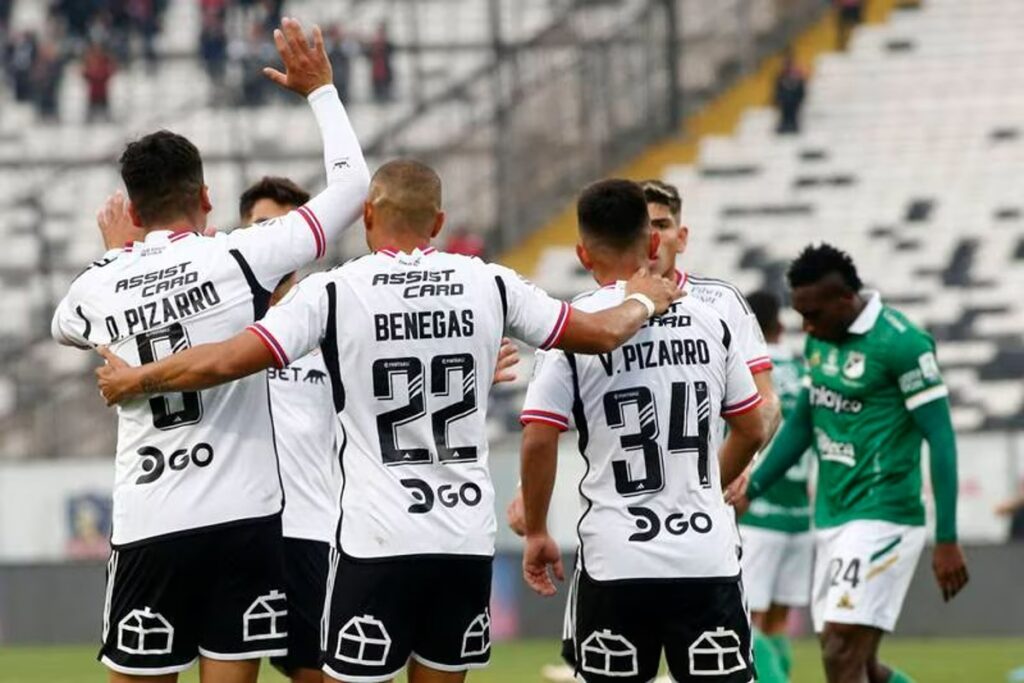 Jugadores de Colo-Colo abrazados luego de convertir un gol