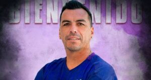 Esteban Paredes con la camiseta de San Antonio Unido.