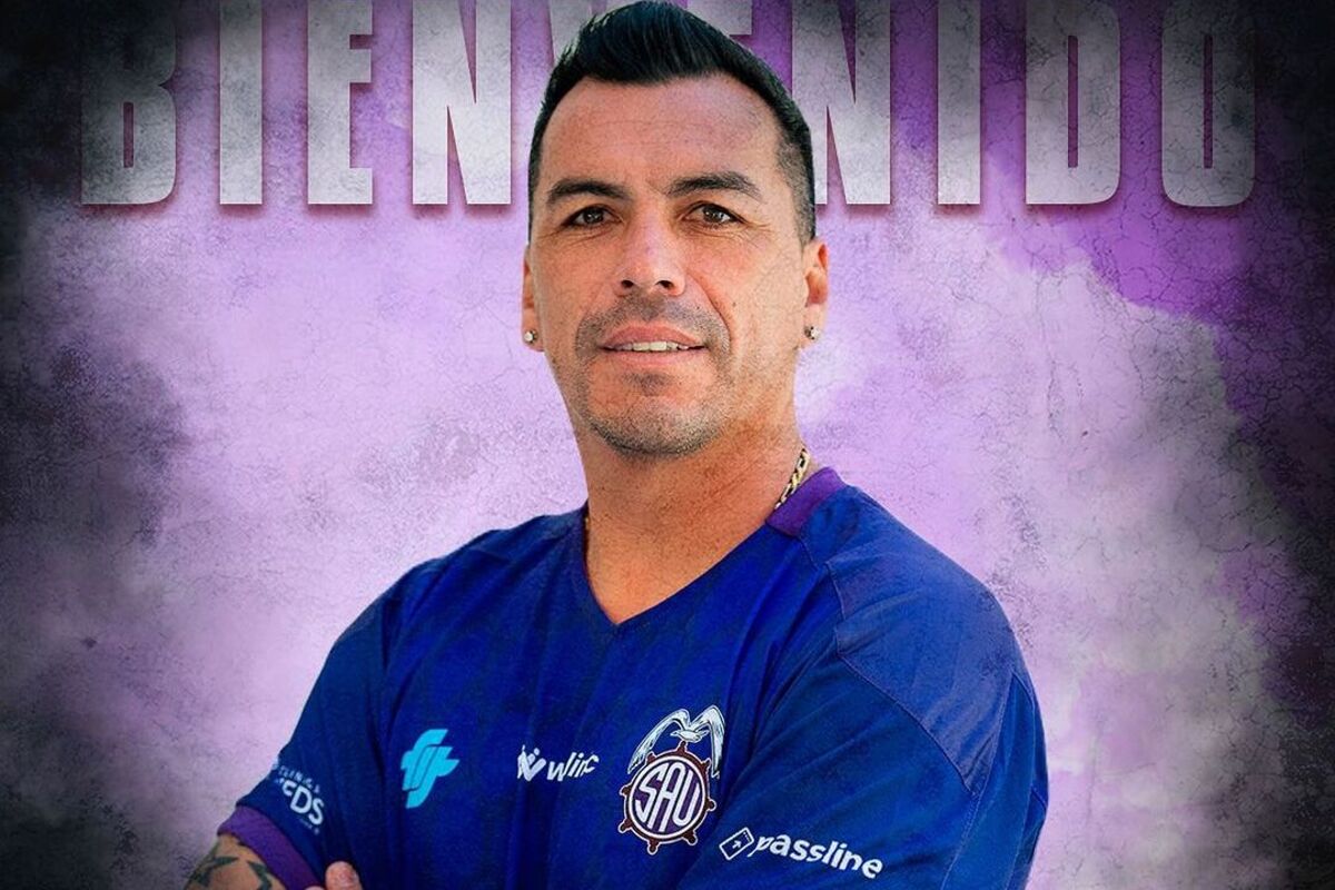 Esteban Paredes con la camiseta de San Antonio Unido.