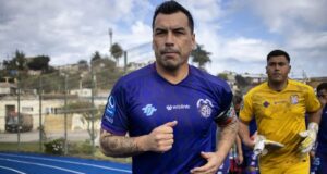 Esteban Paredes ingresando a la cancha.
