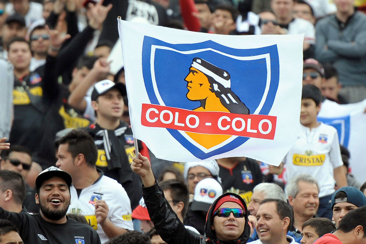 Hinchas de Colo-Colo con una bandera del equipo.