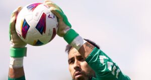 Claudio Bravo con el balón entre sus manos.