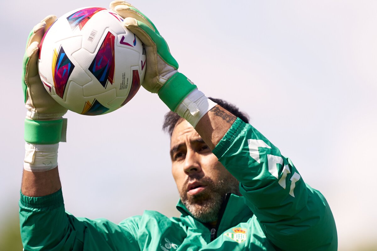 Claudio Bravo con el balón entre sus manos.