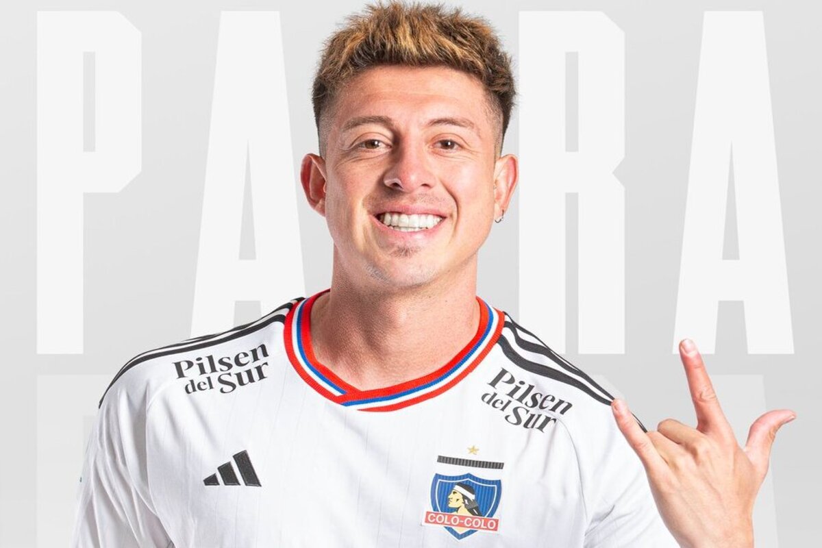 Pablo Parra posando con la camiseta de Colo-Colo.