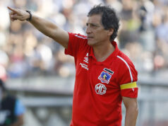 Mario Salas indicando con su dedo.