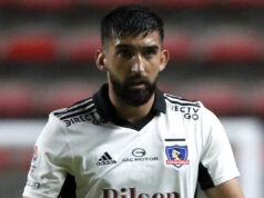 Primer plano de Emiliano Amor con la camiseta de Colo-Colo.