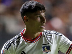 Alexander Oroz mirando seriamente con la camiseta de Colo-Colo.