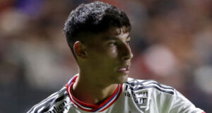 Alexander Oroz mirando seriamente con la camiseta de Colo-Colo.