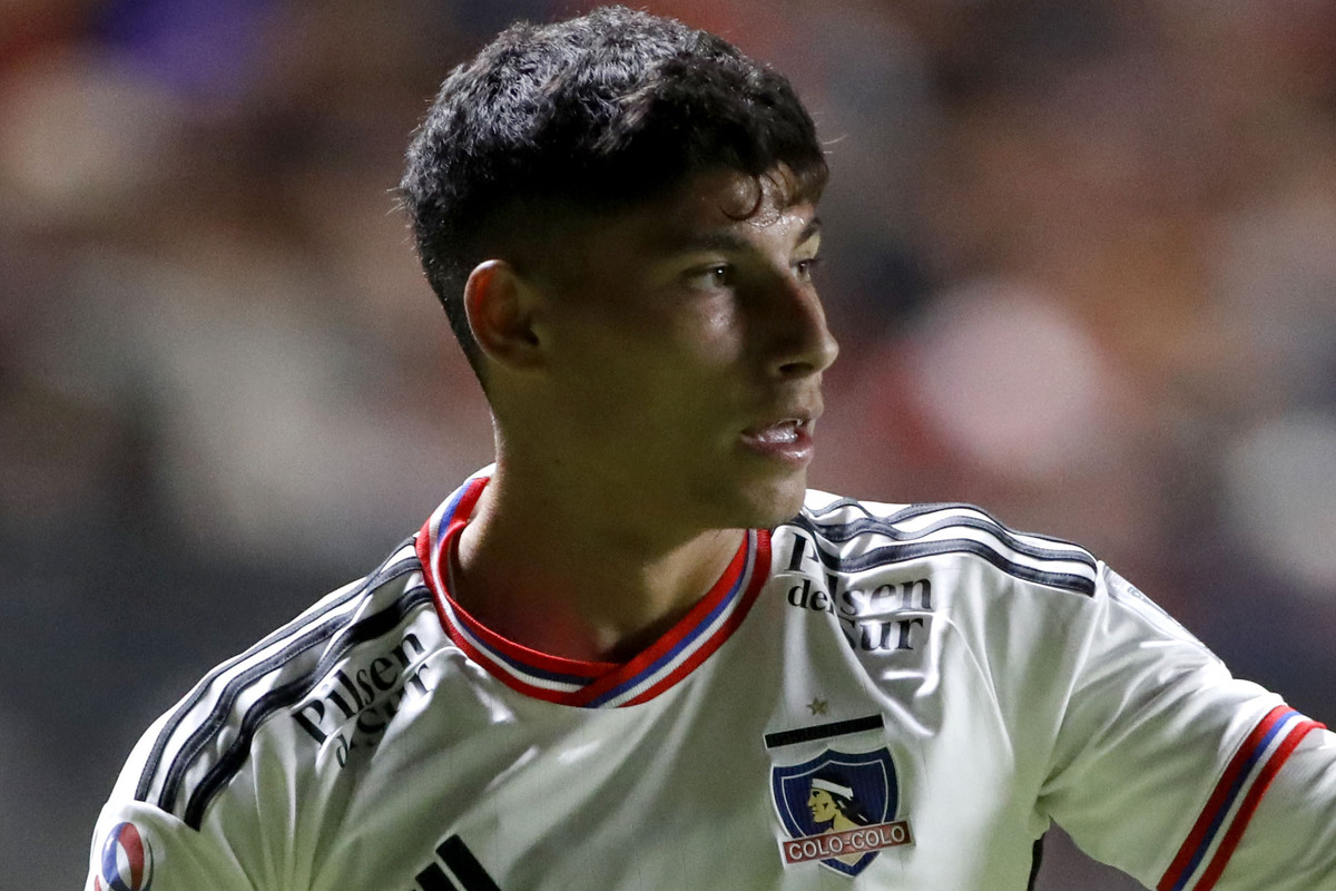 Alexander Oroz mirando seriamente con la camiseta de Colo-Colo.