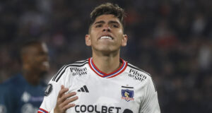 Carlos Palacios con la camiseta de Colo-Colo.