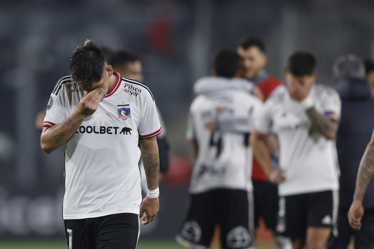 Jugadores de Colo-Colo lamentándose tras ser eliminados de la Copa Libertadores.