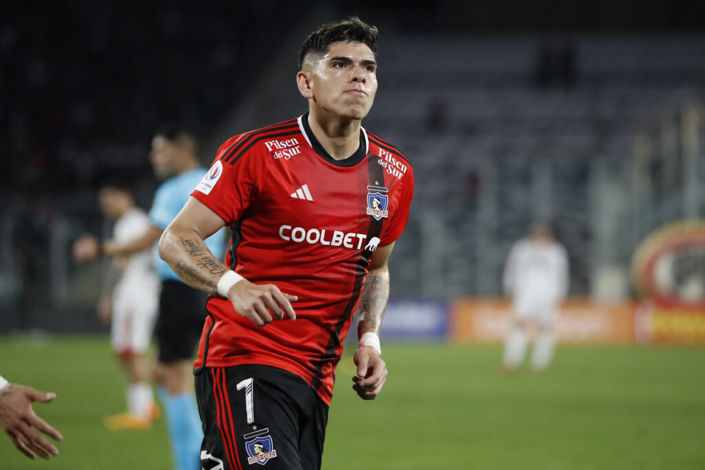 Carlos Palacios con la camiseta de Colo-Colo.