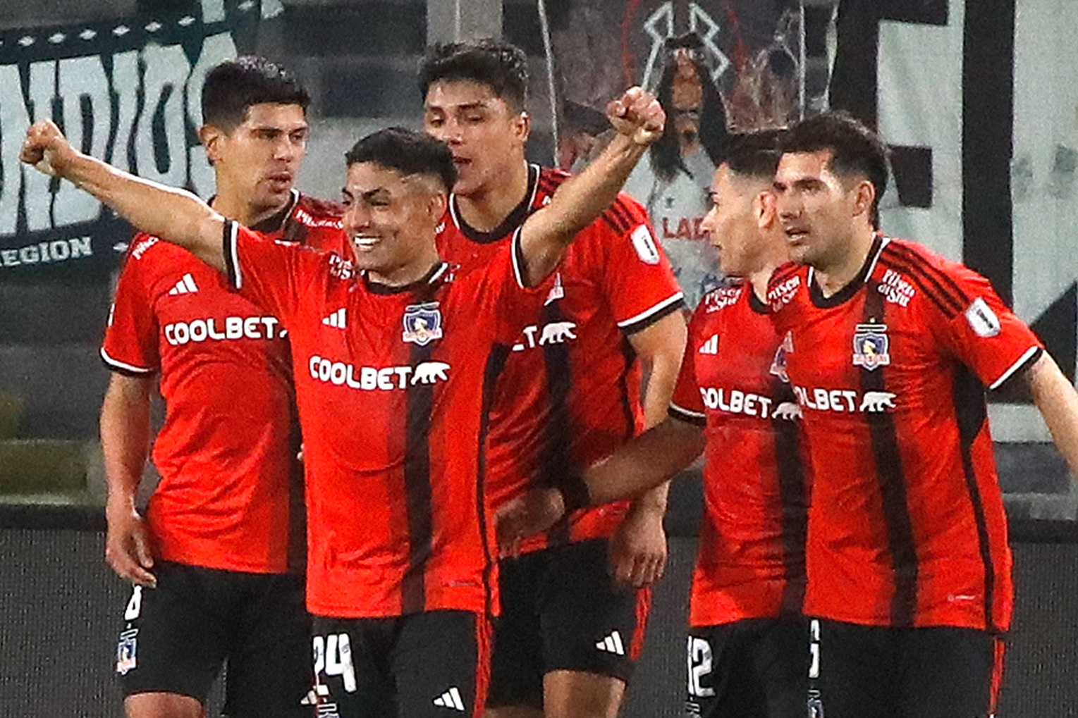 Jugadores de Colo-Colo celebrando un gol.