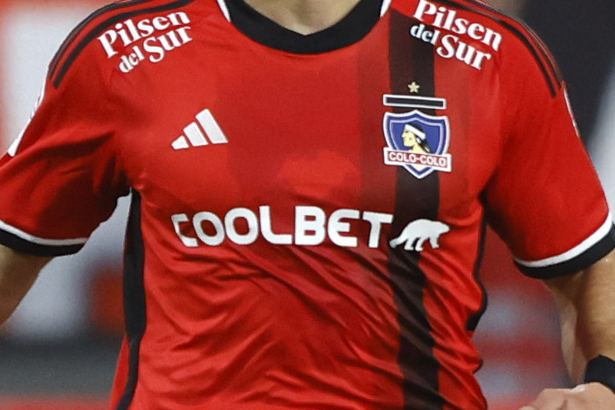 Camiseta roja de Colo-Colo.