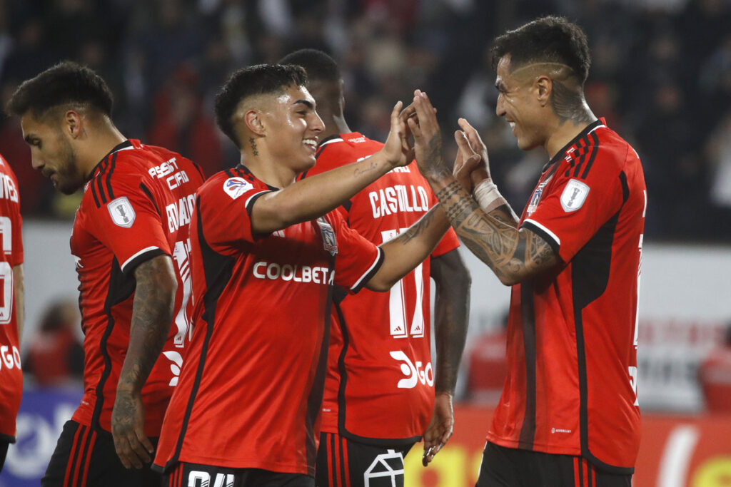 Jugadores de Colo-Colo celebrando un gol.