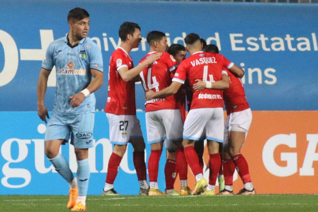 Jugadores de Magallanes celebrando un gol.