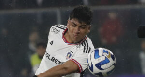 Damián Pizarro tras golpear el balón.
