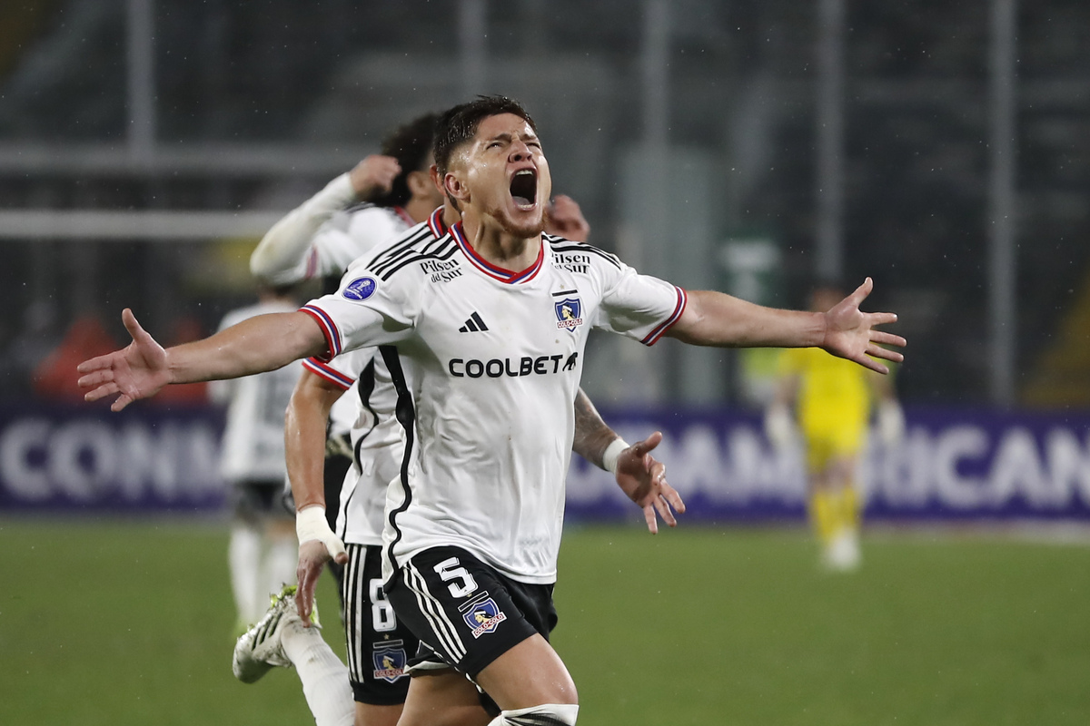 Leonardo Gil celebrando un gol.