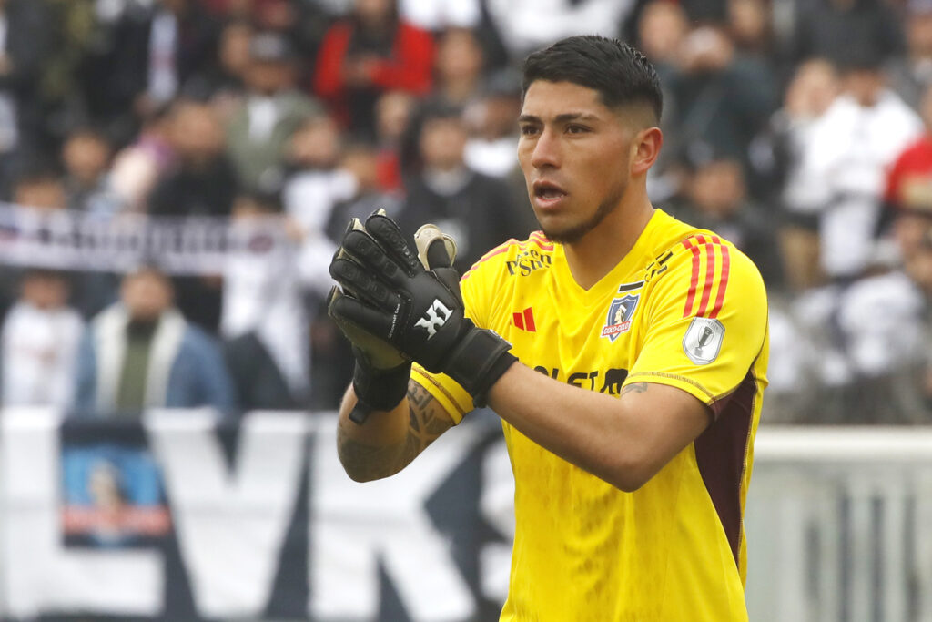 Brayan Cortés aplaudiendo durante un partido de Colo-Colo.