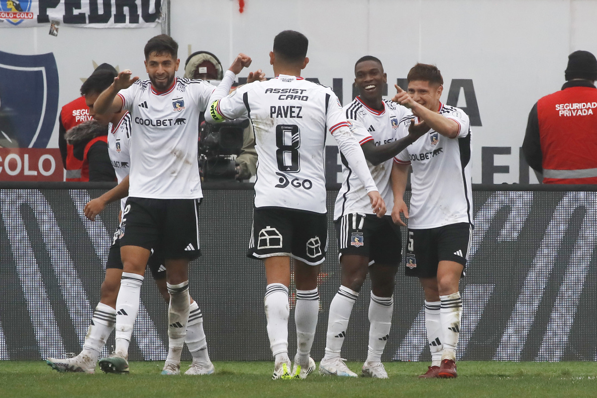 Jugadores de Colo-Colo celebrando un gol convertido.